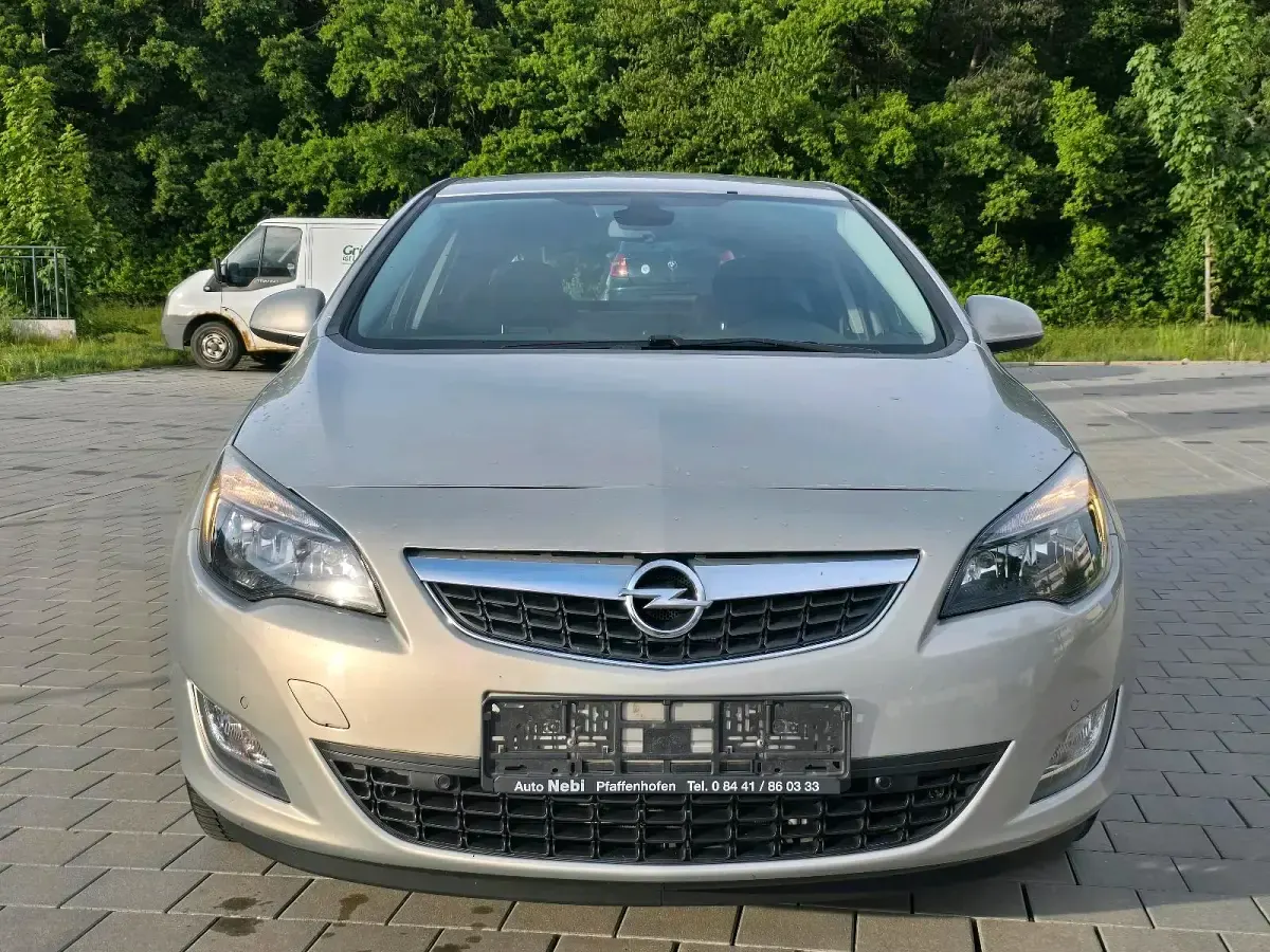 Gebraucht Opel Astra 180 PS (132 kW) 2010 Gold Limousine