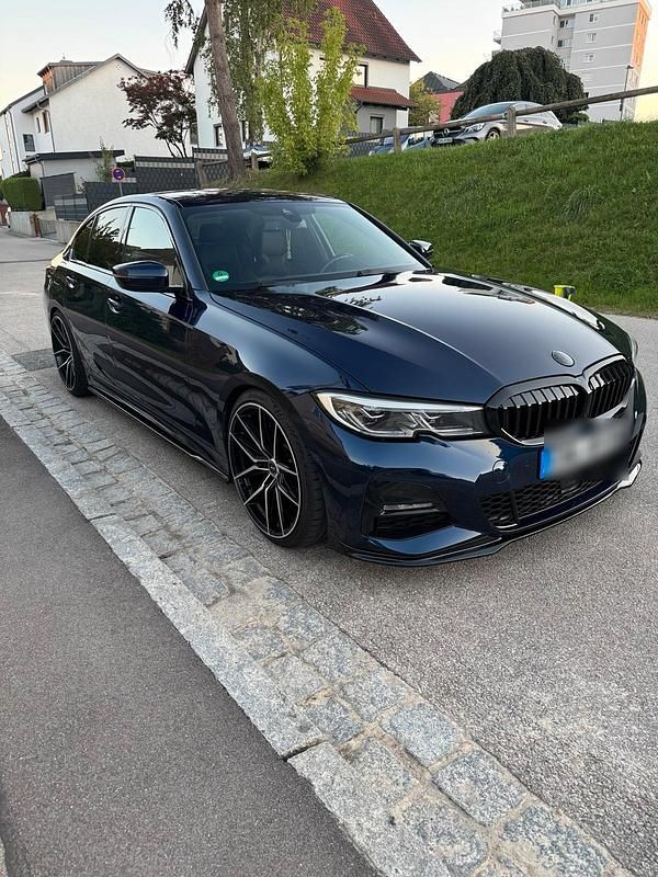 Blau Gebraucht 2019 BMW 320 M Sport Limousine | 28.500 € (Teuer) - Bild 1/4