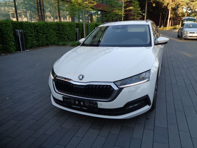 Weiß Gebraucht 2022 Skoda Octavia Clever Kombi | 14.990 € - Bild 1/4