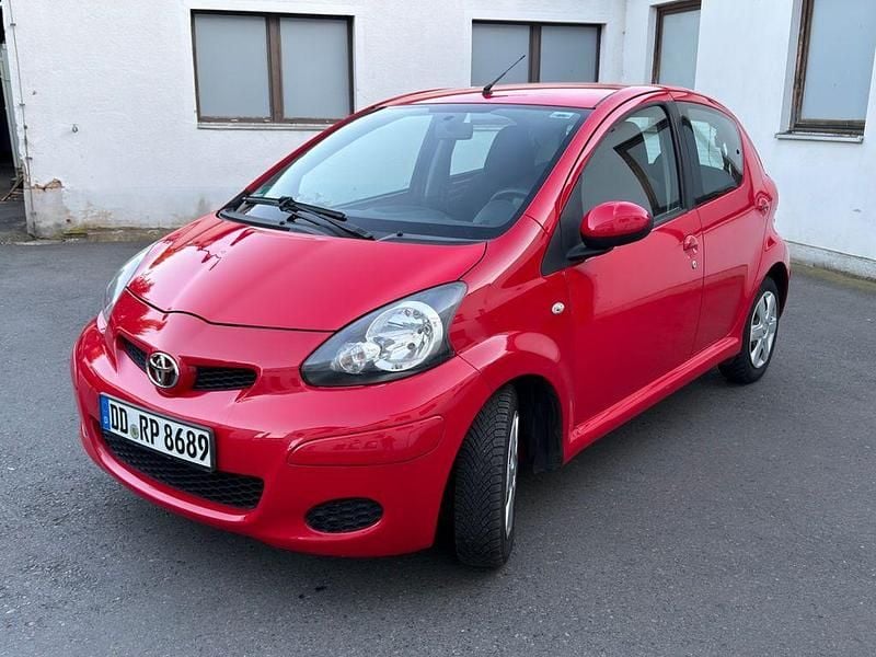 Gebraucht Toyota Aygo 68 PS (50 kW) 2009 Rot Kleinwagen