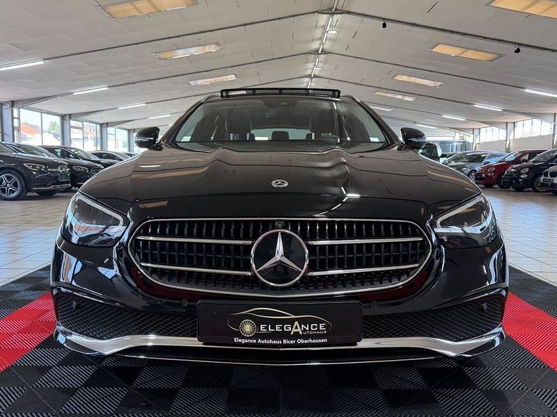 Gebraucht Mercedes E300 194 PS (142 kW) 2022 Schwarz Limousine