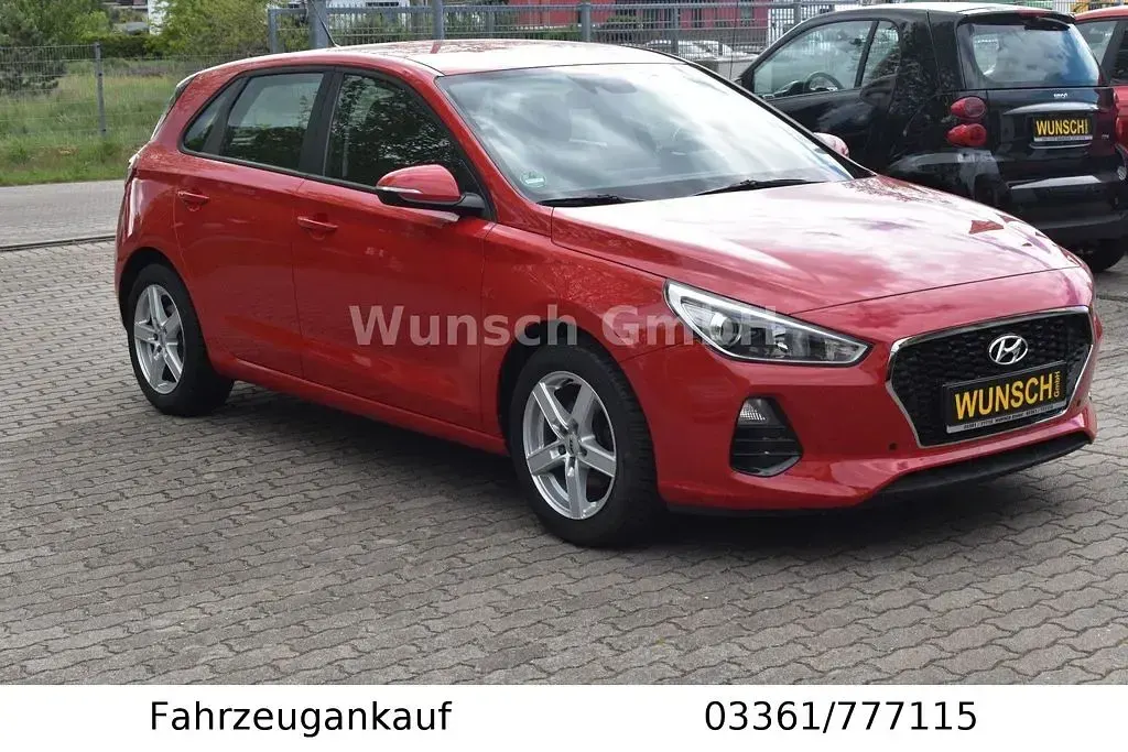 Gebraucht Hyundai i30 Trend 99 PS (72 kW) 2017 Rot Limousine