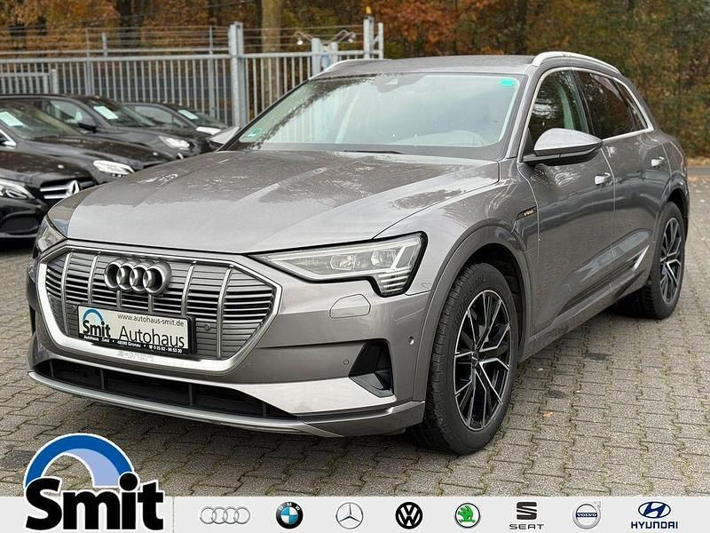 Grau Gebraucht 2020 Audi e-tron Ambiente SUV | 23.500 € (Guter Preis) - Bild 1/4