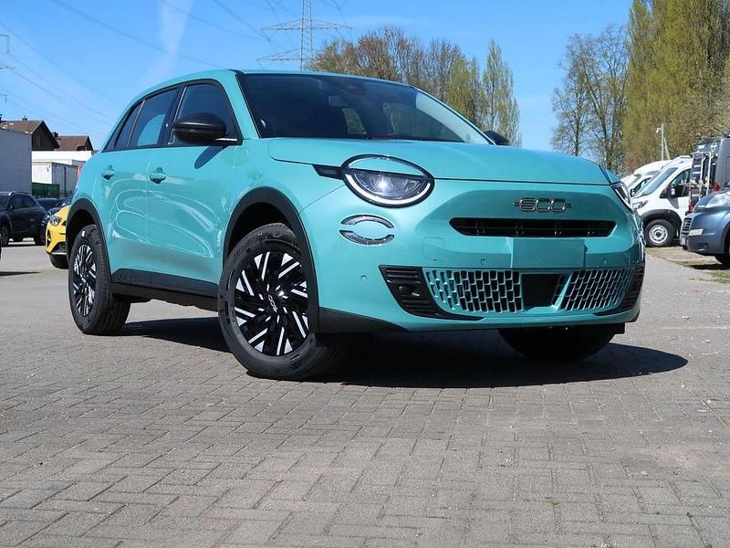 Neu Fiat 600 101 PS (74 kW) 2025 Acqua blau SUV