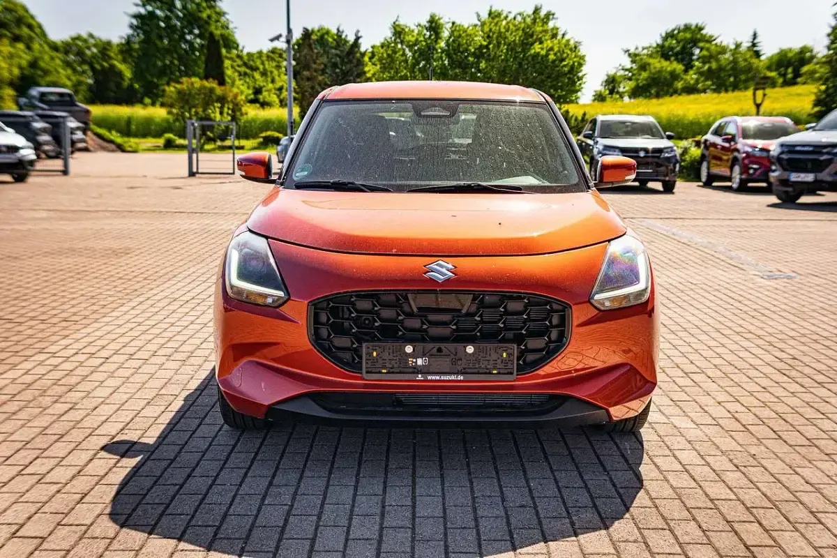 Gebraucht Suzuki Swift Comfort+ 83 PS (61 kW) 2024 Flame orange pearl metallic Kleinwagen