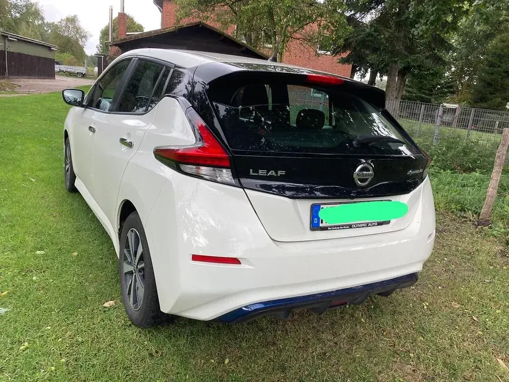 Gebraucht Nissan Leaf Acenta 110 kW (150 PS) 2022 Weiß Kleinwagen