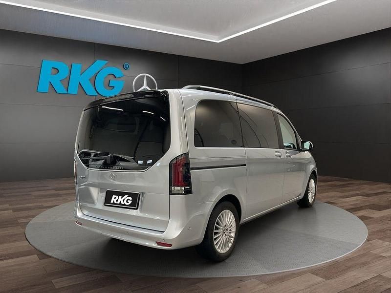 Gebraucht Mercedes V220 Style 163 PS (119 kW) 2024 Silber Van / Kleinbus