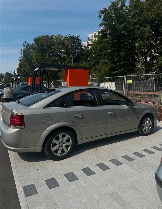 Grau Gebraucht 2005 Opel Vectra Limousine | 3.000 € (Fairer Preis) - Bild 1/4