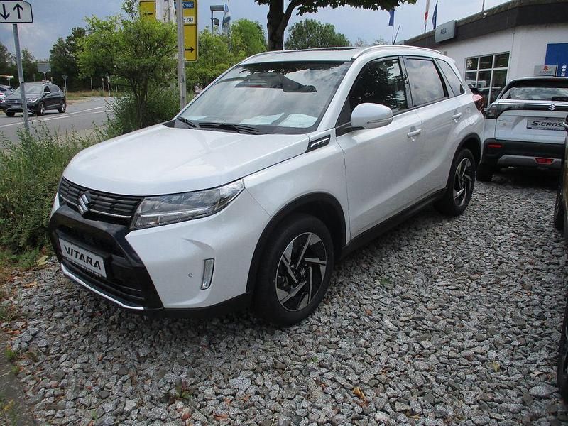 Weiß Neu 2025 Suzuki Vitara Comfort+ SUV | 25.999 € (Etwas zu teuer) - Bild 1/3