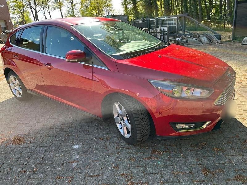 Używany Ford Focus Titanium 125 KM (91 kW) 2015 Czerwony Sedan/Limuzyna