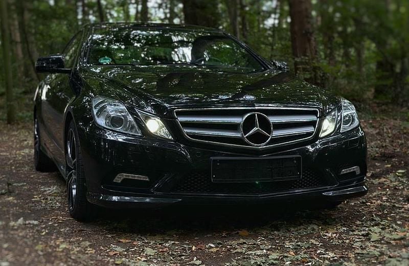 Schwarz Gebraucht 2010 Mercedes E500 AMG line Coupé | 13.199 € (Fairer Preis) - Bild 1/4