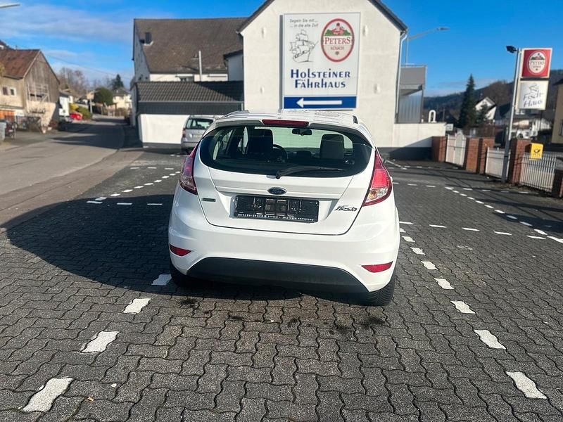 Gebraucht Ford Fiesta Trend 100 PS (73 kW) 2015 Weiß Kleinwagen