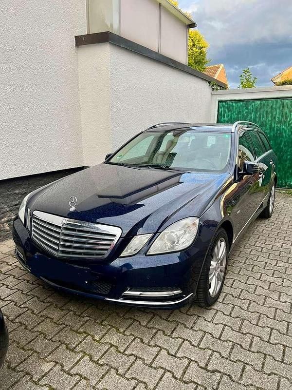 Blau Gebraucht 2012 Mercedes E200 Elegance Kombi | 6.500 € (Fairer Preis) - Bild 1/4