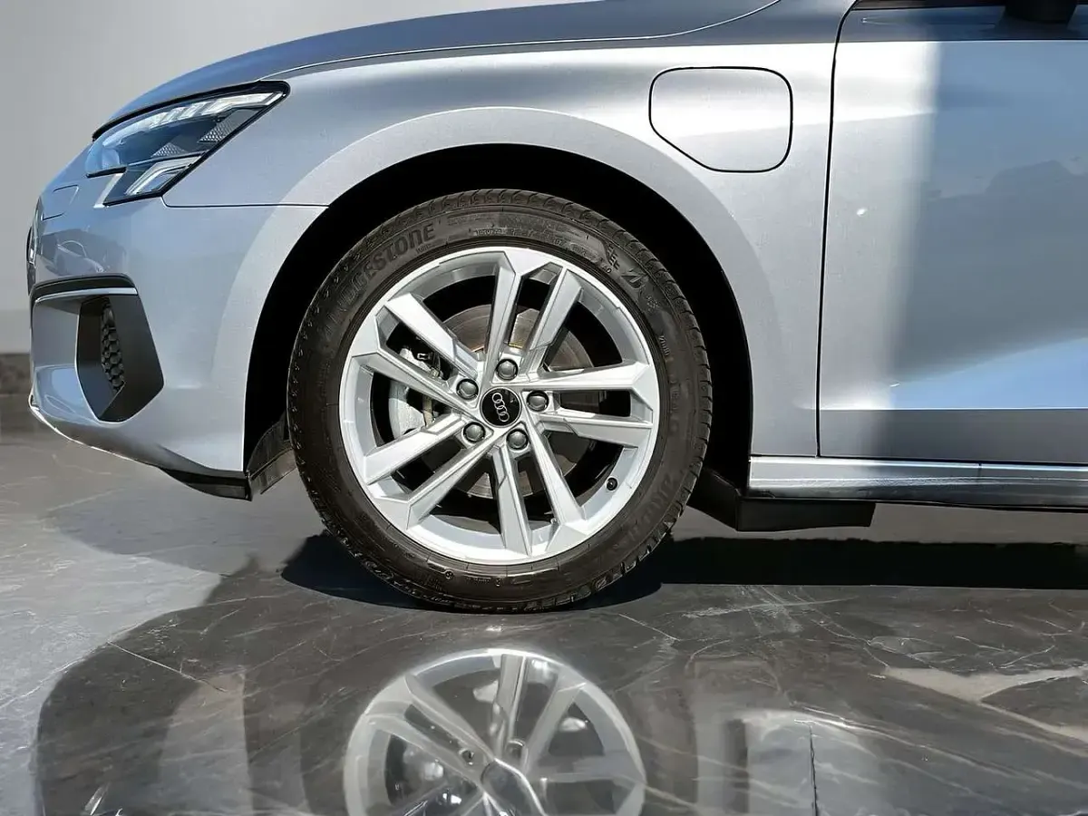 Gebraucht Audi A3 e-tron 204 PS (150 kW) 2024 Florettsilber metallic Kleinwagen