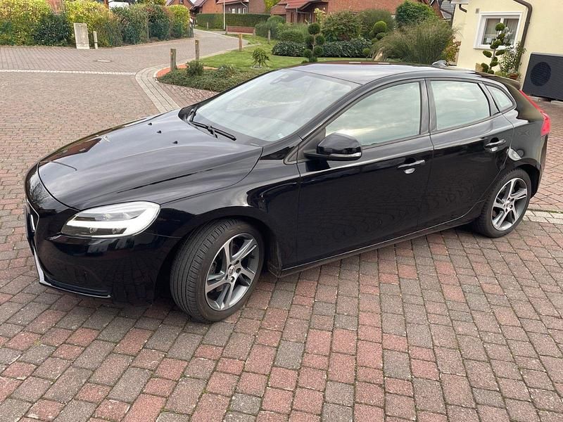 Schwarz Gebraucht 2018 Volvo V40 Momentum Kombi | 12.940 € (Fairer Preis) - Bild 1/4