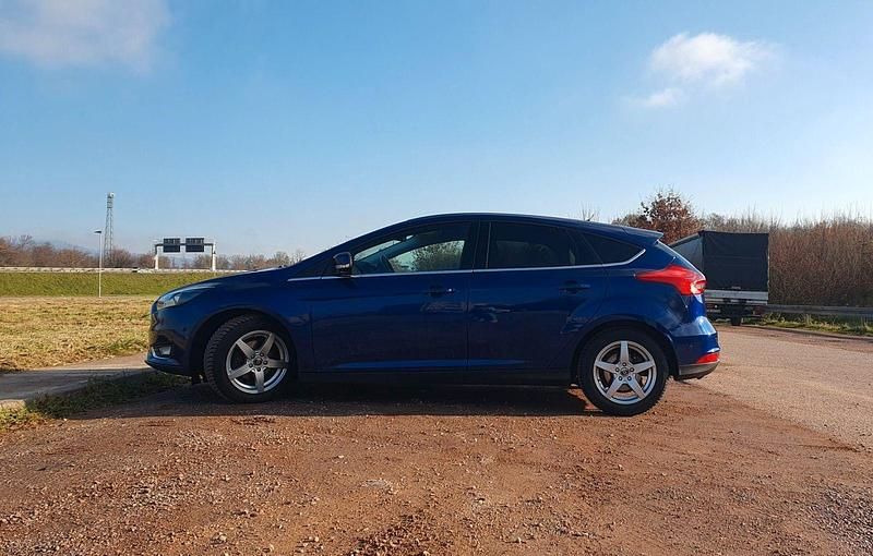 Blau Gebraucht 2015 Ford Focus Titanium Limousine | 3.900 € (Superpreis) - Bild 1/4