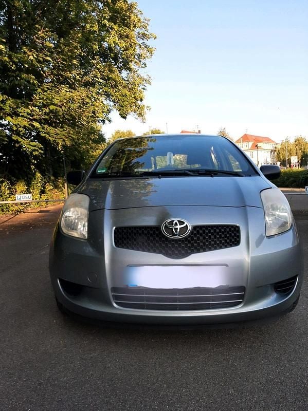 Grau Gebraucht 2007 Toyota Yaris Kleinwagen | 2.900 € (Fairer Preis) - Bild 1/4