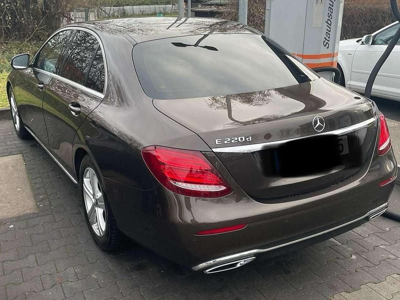 Gebraucht Mercedes E220 194 PS (142 kW) 2017 Braun Limousine