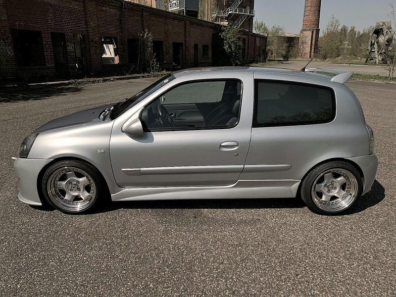 Gebraucht Renault Clio II 169 PS (124 kW) 2002 Silber Kleinwagen