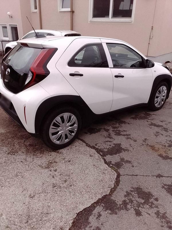 Gebraucht Toyota Aygo 72 PS (52 kW) 2023 Weiß Kleinwagen