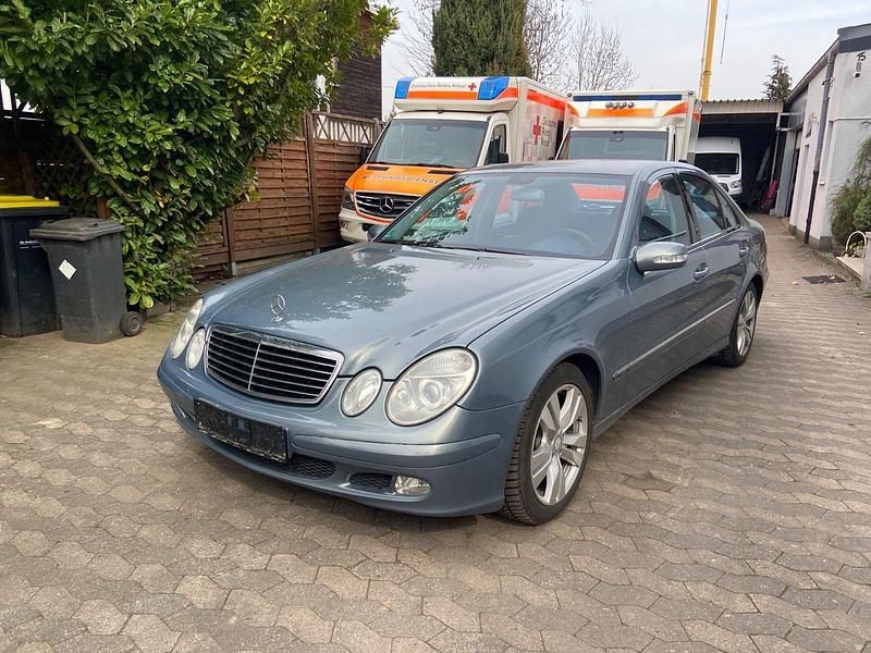 Gebraucht Mercedes E220 150 PS (110 kW) 2004 Blau Limousine