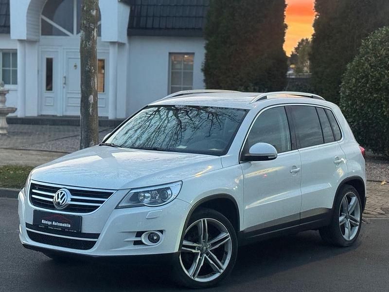 Weiß Gebraucht 2010 VW Tiguan Sportline SUV | 15.990 € (Teuer) - Bild 1/4