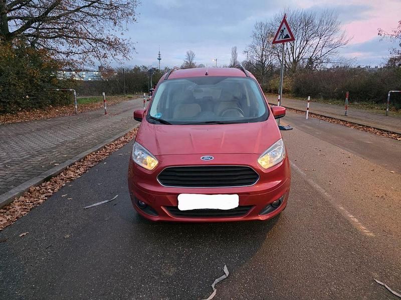 Gebraucht Ford Tourneo Courier Titanium 101 PS (74 kW) 2015 Van / Kleinbus