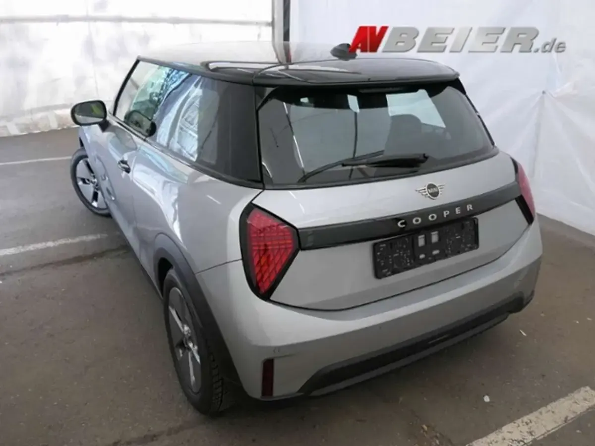Używany Mini Cooper 156 KM (114 kW) 2024 Srebrny Hatchback