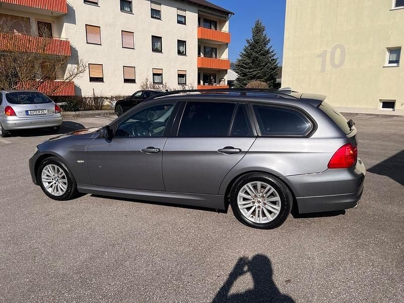 Gebraucht BMW 320 184 PS (135 kW) 2009 Schwarz Kombi