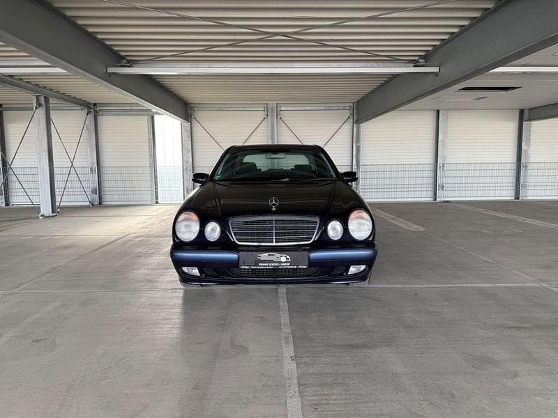 Gebraucht Mercedes E200 163 PS (119 kW) 2001 Blau Limousine
