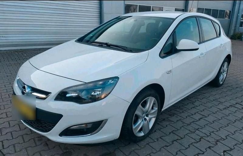 Gebraucht Opel Astra 101 PS (74 kW) 2012 Weiß Limousine