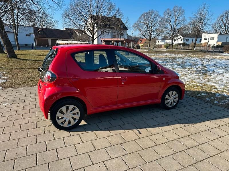 Gebraucht Toyota Aygo 68 PS (50 kW) 2012 Rot Kleinwagen