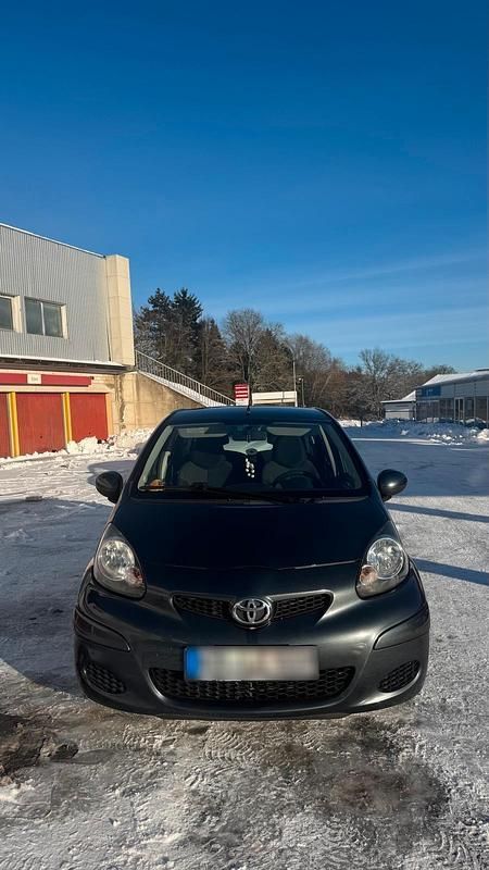 Gebraucht Toyota Aygo 68 PS (50 kW) 2010 Grau Kleinwagen