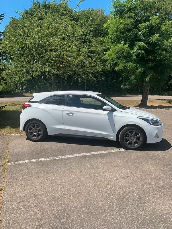 Gebraucht Hyundai i20 101 PS (74 kW) 2015 Weiß Kleinwagen