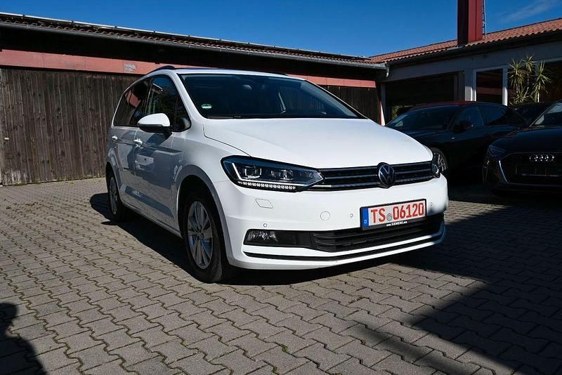 Pure white Gebraucht 2021 VW Touran Highline Van / Kleinbus | 27.500 € (Etwas zu teuer) - Bild 1/4