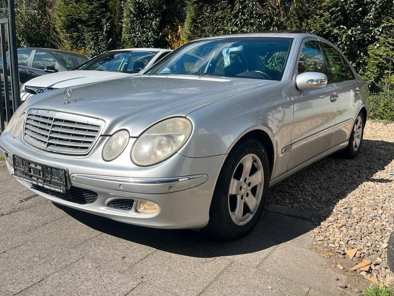 Silber Gebraucht 2002 Mercedes E320 Elegance Limousine | 2.999 € (Etwas zu teuer) - Bild 1/4