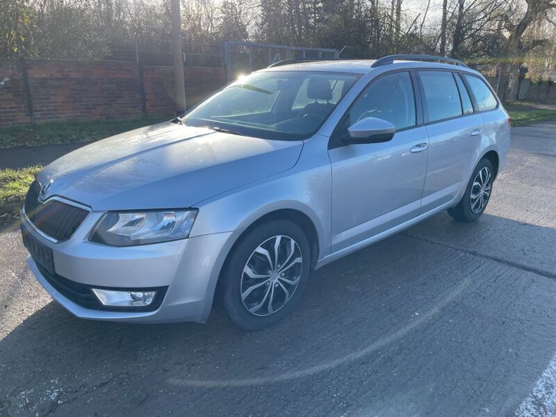 Silber Gebraucht 2011 Skoda Octavia Ambition Kombi | 6.200 € (Teuer) - Bild 1/4