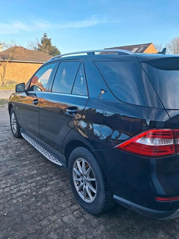 Gebraucht Mercedes ML350 260 PS (191 kW) 2011 Schwarz SUV