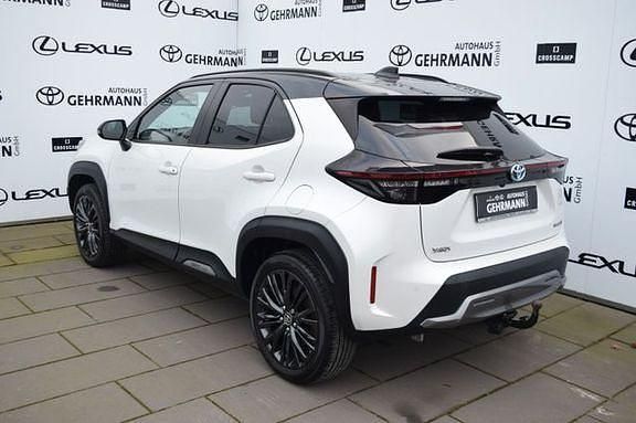 Gebraucht Toyota Yaris Hybrid Advance 116 PS (85 kW) 2022 Platinweiss metallic, dach schwarz