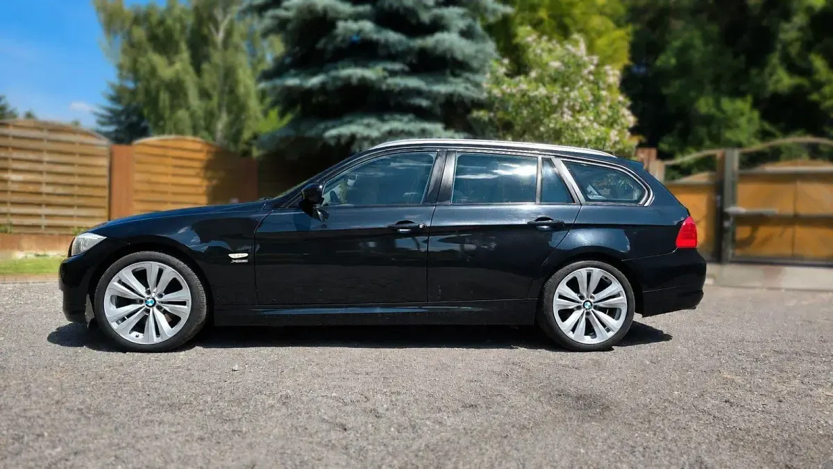 Gebraucht BMW 320 184 PS (135 kW) 2012 Schwarz Kombi