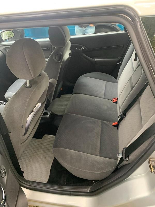 Grau Gebraucht 2004 Ford Focus Kombi | 1.500 € - Bild 1/4