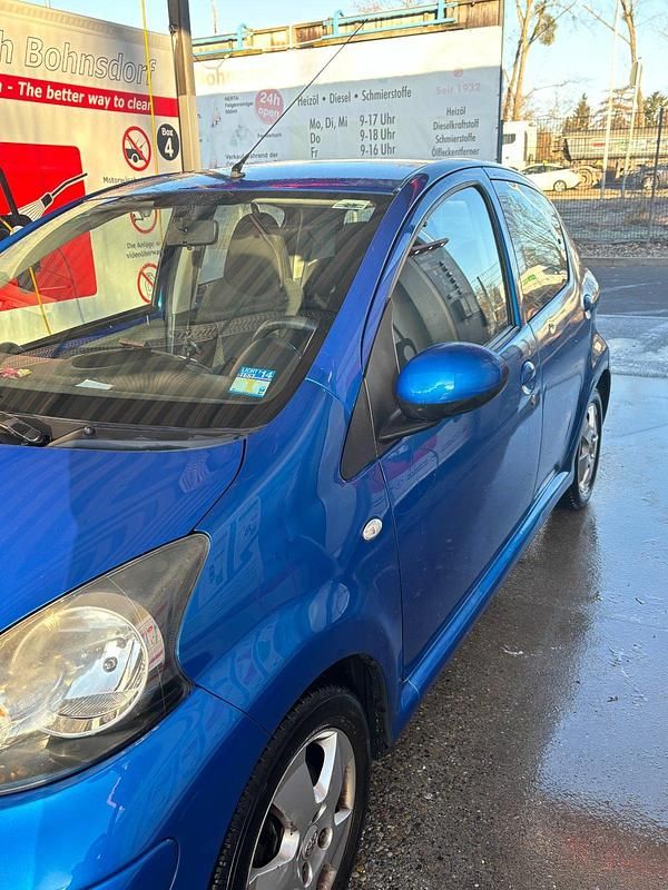 Gebraucht Toyota Aygo 68 PS (50 kW) 2009 Blau Kleinwagen