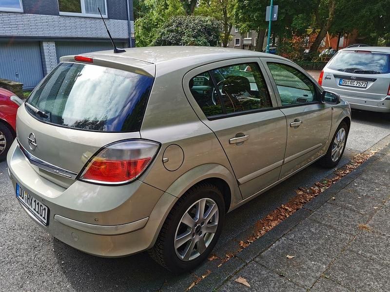 Grau Gebraucht 2005 Opel Astra Edition+ Limousine | 899 € (Superpreis) - Bild 1/4