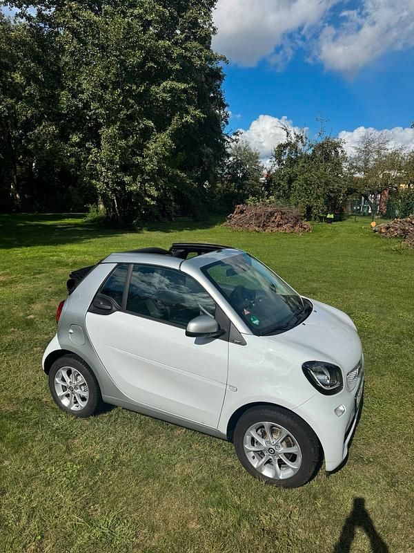 Weiß Gebraucht 2018 Smart ForTwo Cabrio Cabrio | 18.995 € (Teuer) - Bild 1/4