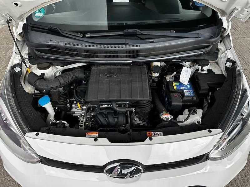 Gebraucht Hyundai i10 Passion 67 PS (49 kW) 2016 Weiß Kleinwagen