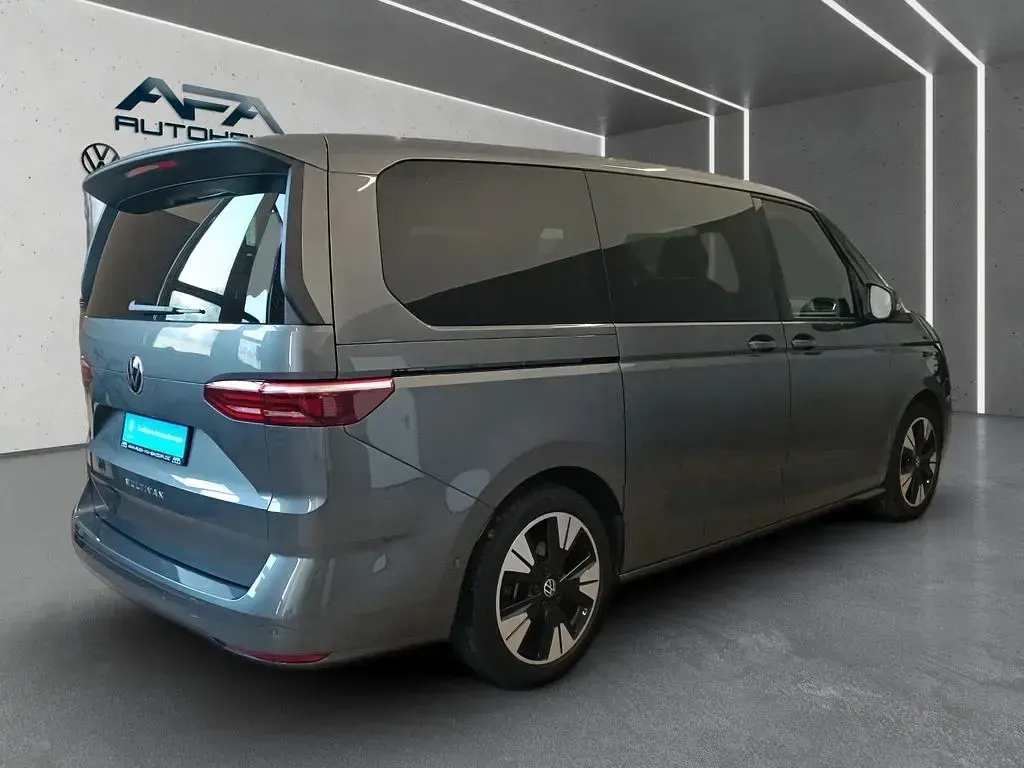 Gebraucht VW Multivan Life 150 PS (110 kW) 2025 Indiumgrau metallic Van / Kleinbus