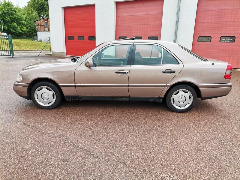 Braun Gebraucht 1993 Mercedes C180 Limousine | 1.800 € - Bild 1/4