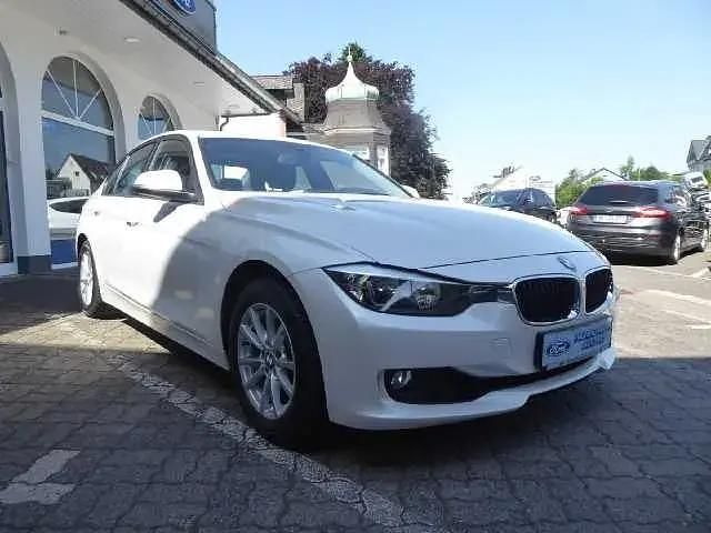 Mineralweiss metallic (metallic) Gebraucht 2012 BMW 320 Sport Line Limousine | 9.990 € (Guter Preis) - Bild 1/4