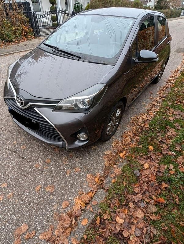 Grau Gebraucht 2015 Toyota Yaris Comfort Kleinwagen | 7.250 € (Superpreis) - Bild 1/4