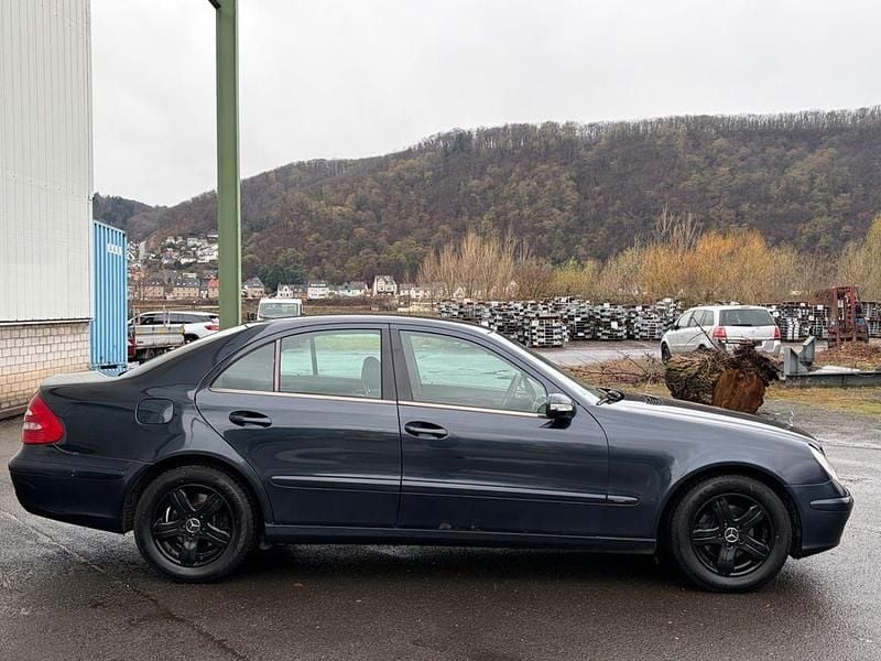 Gebraucht Mercedes E220 150 PS (110 kW) 2002 Schwarz Limousine